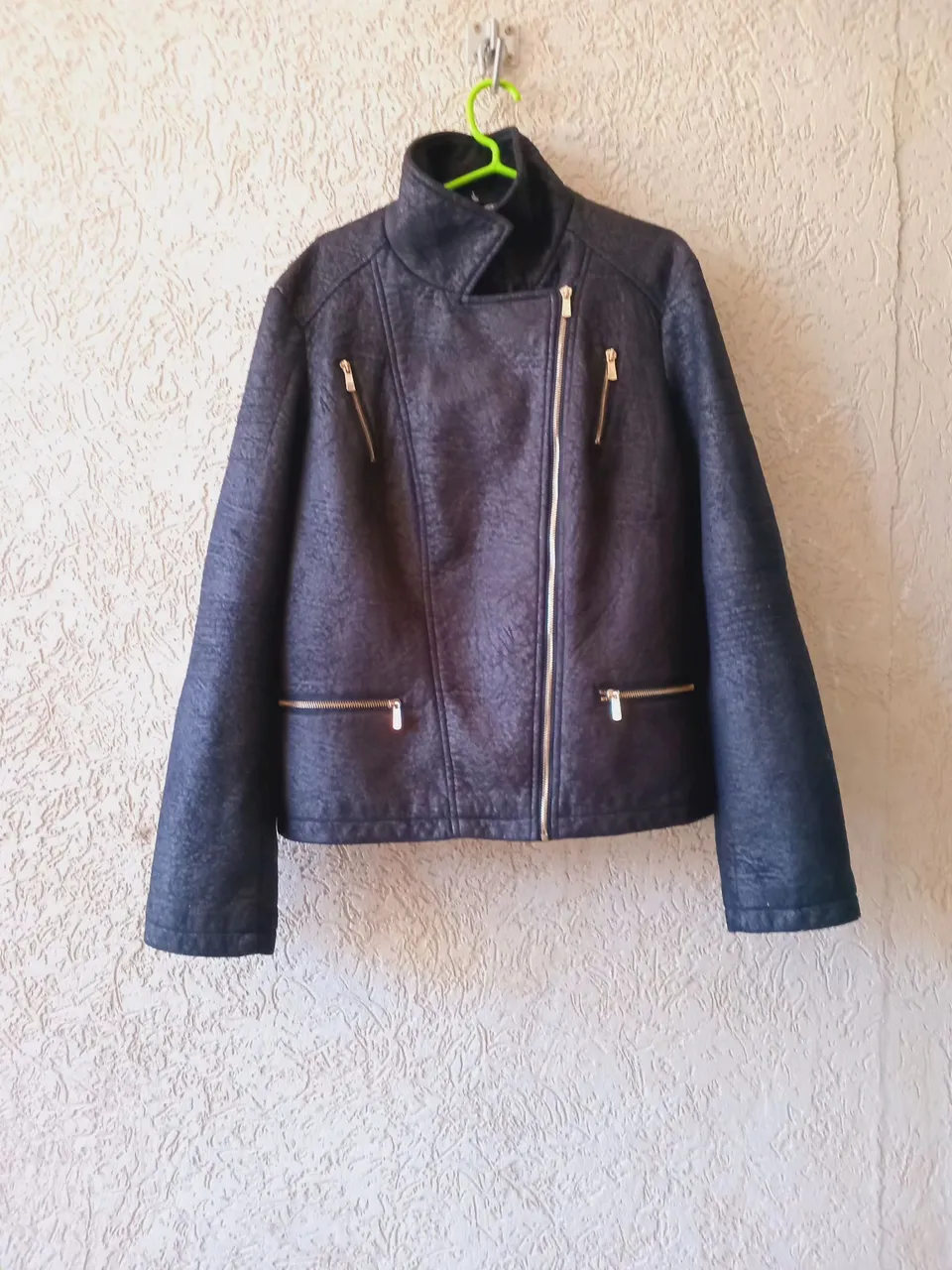 Jaqueta feminina estilo biker com detalhes em dourado