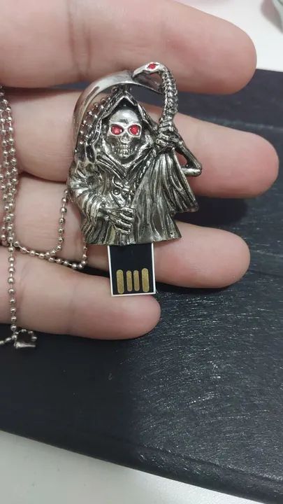 Pen drive cor prata, boneco da morte