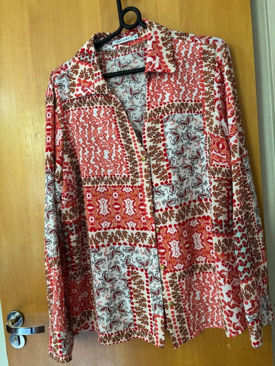 Camisa Feminina Estampada - Elegância em Cores Vibrantes