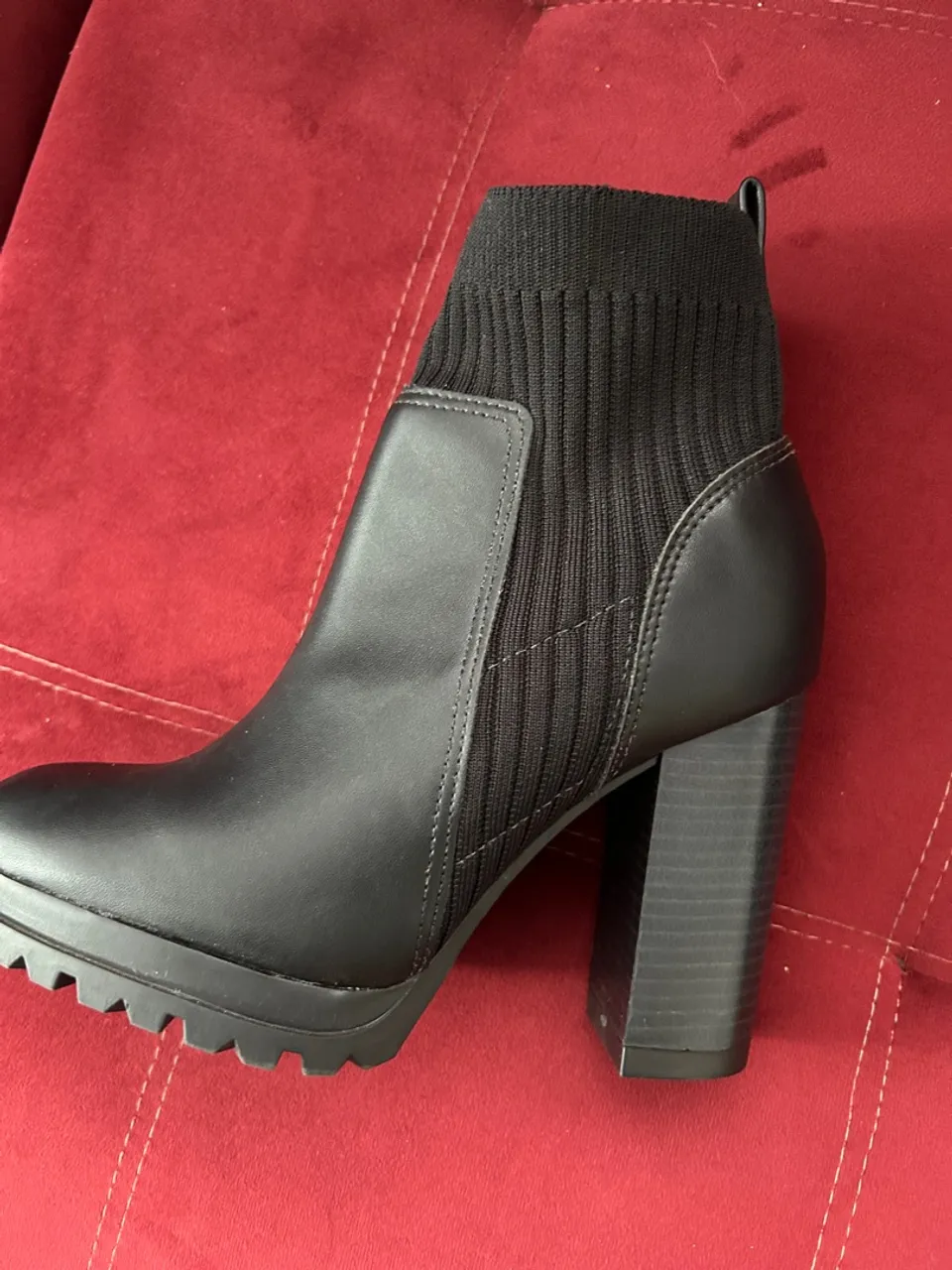 Bota feminina preta salto grosso