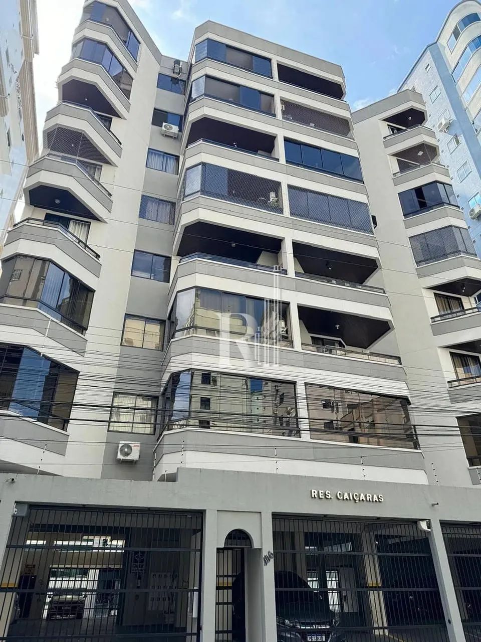 Excelente apartamento à venda mobiliado em Meia Praia Itapema á 700 metros do mar