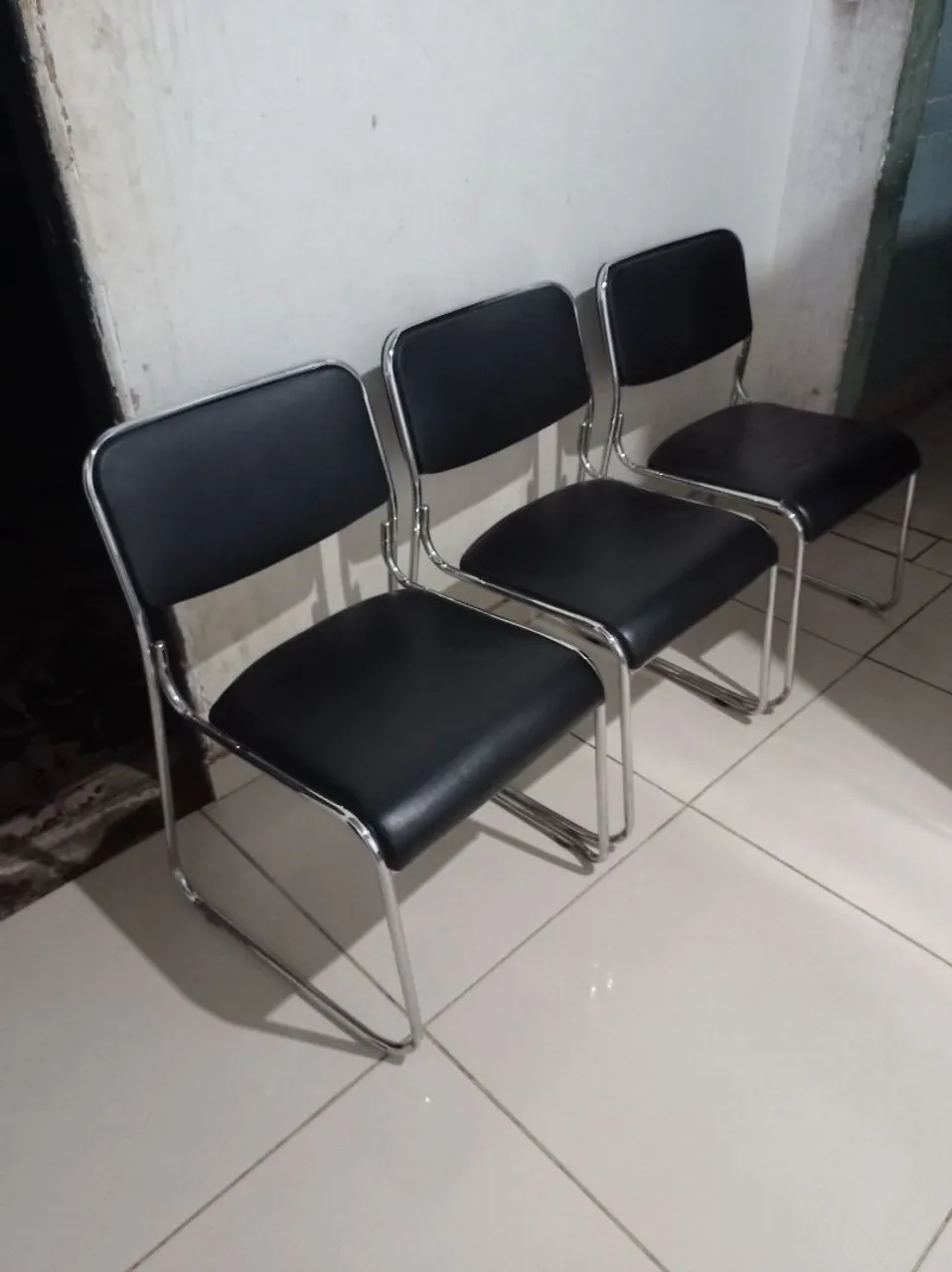 3 cadeiras novas 2 giratoria e uma maçã  *