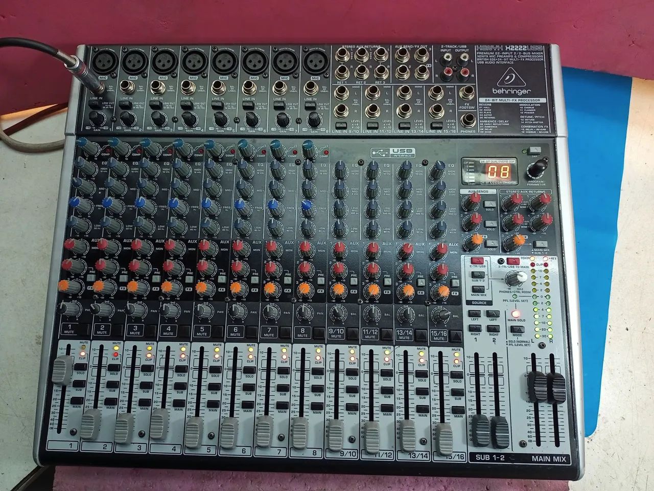 Mesa de Som Behringer 16 canais 