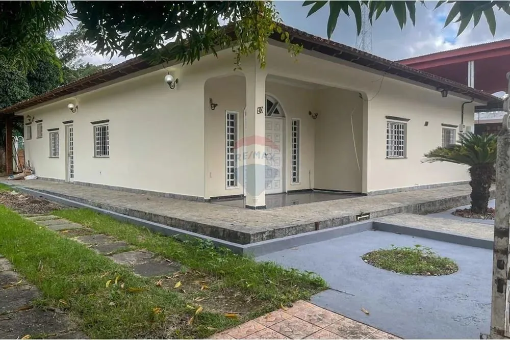 Casa no Japiim, 638m² 5 Dorm. sendo 4 suites por R$ 890.000