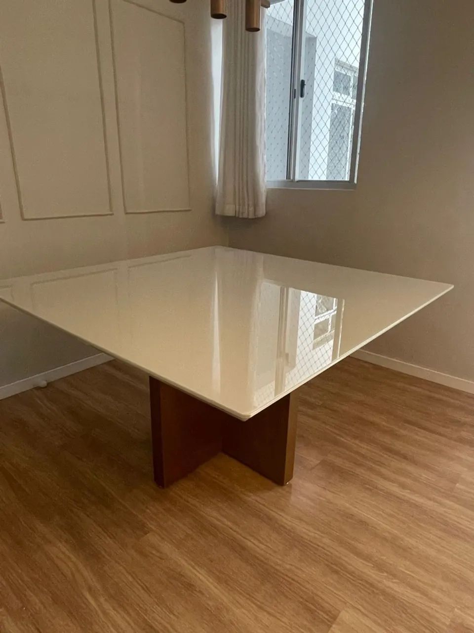 Mesa de Jantar em Vidro e Madeira (MDF)
