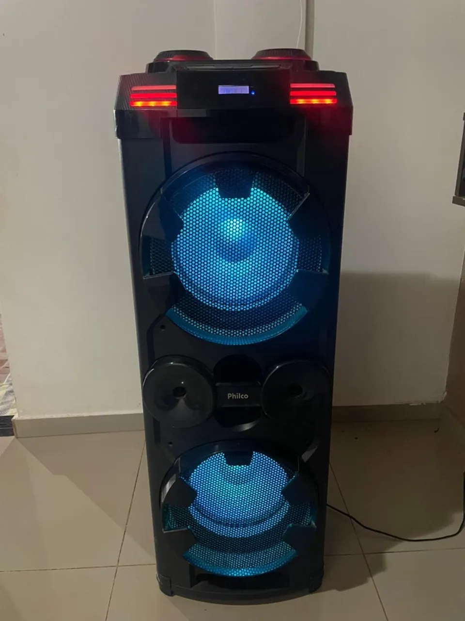 Caixa de Som Philco com Luzes e Design Moderno