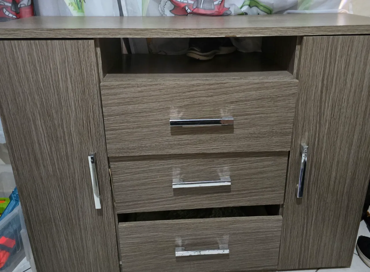 Armário com gavetas e portas