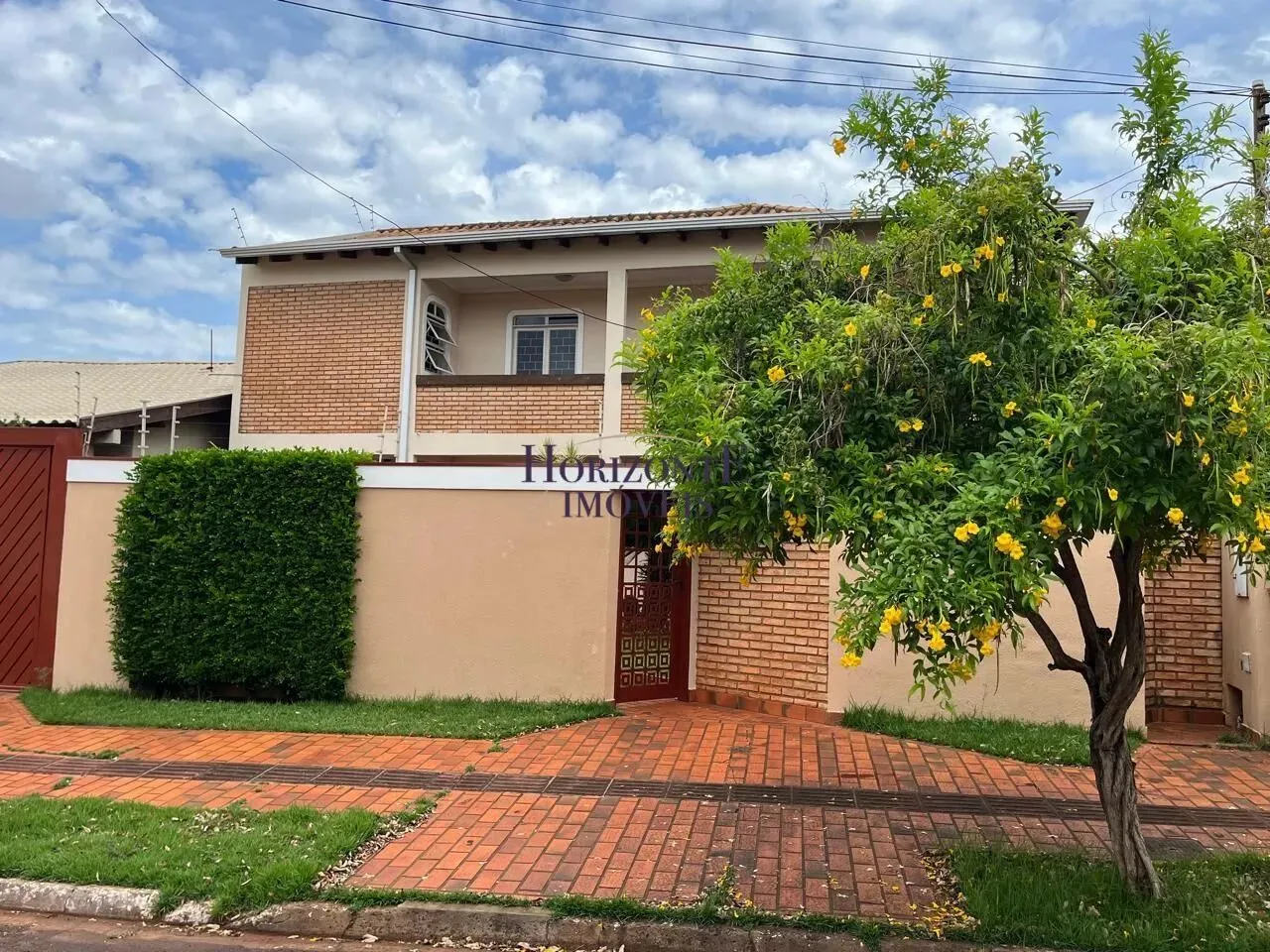 Sobrado com piscina próximo ao Colégio Militar
