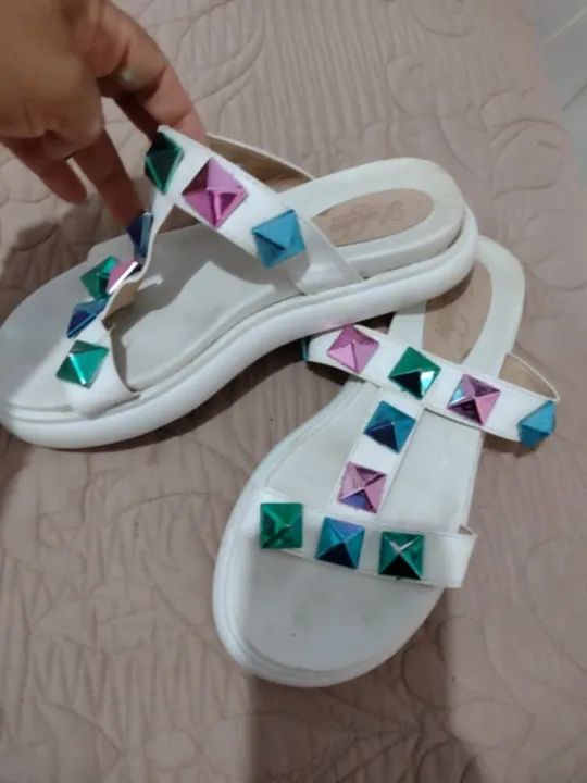Sandálias femininas branca com pedrarias n37  - Foto 4