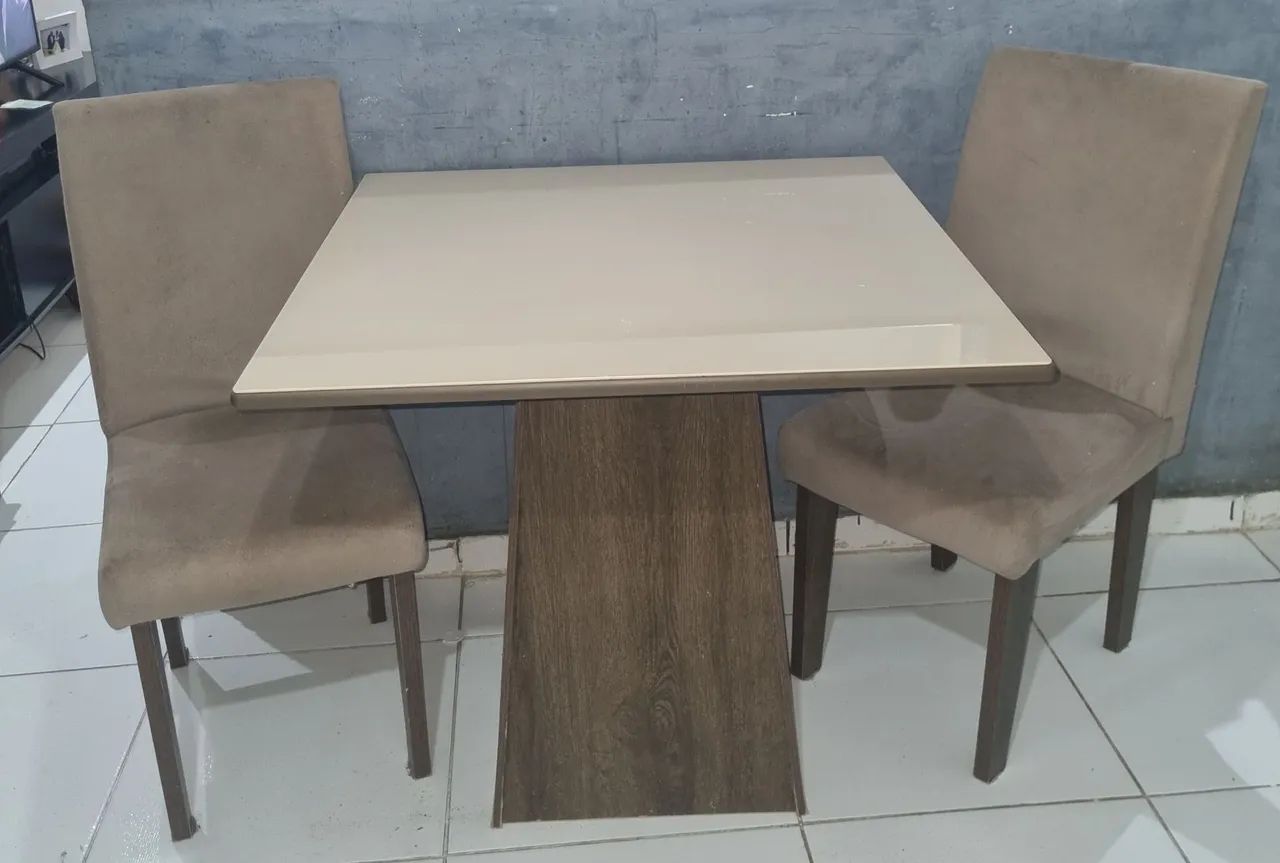 Mesa, com 2 cadeiras 
