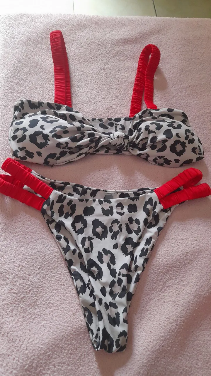 Biquíni animal print com detalhes em vermelho