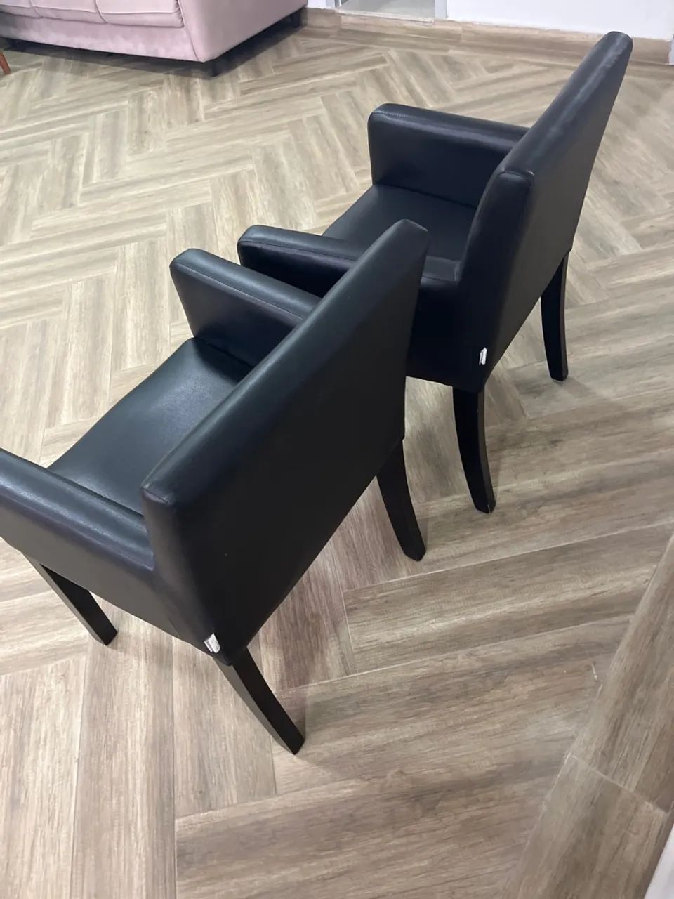 Par de Poltronas de Couro Tok & Stok - Elegantes e Confortáveis - Foto 5