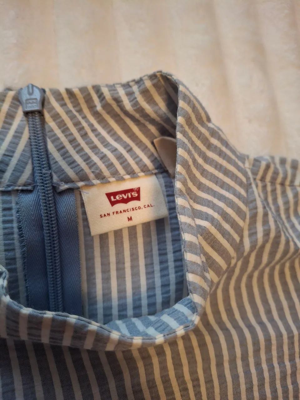 Blusa Listrada com Manga Bufante da Levis - Foto 3