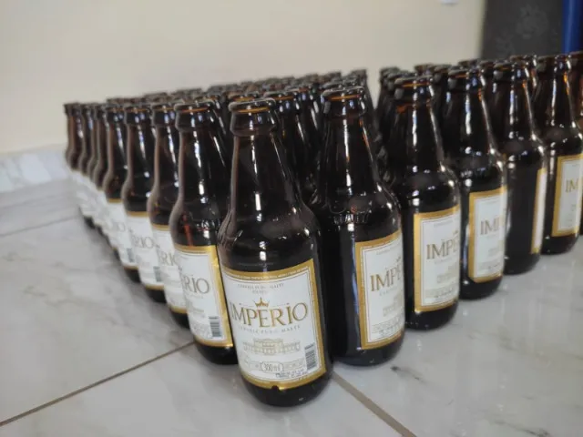Garrafas de 300 ml estilo Romarinho da cervejaria Império