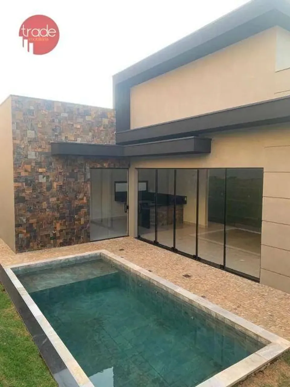Casa Térrea À Venda Em Condomínio Fechado Com 03 Suítes Amplas.