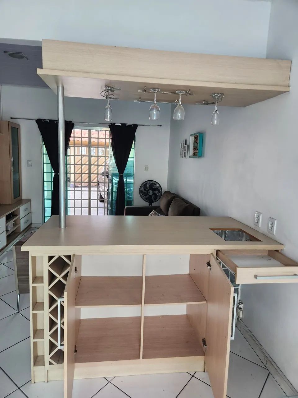 Mesa com nicho, adega, armário e porta-taças - Foto 2