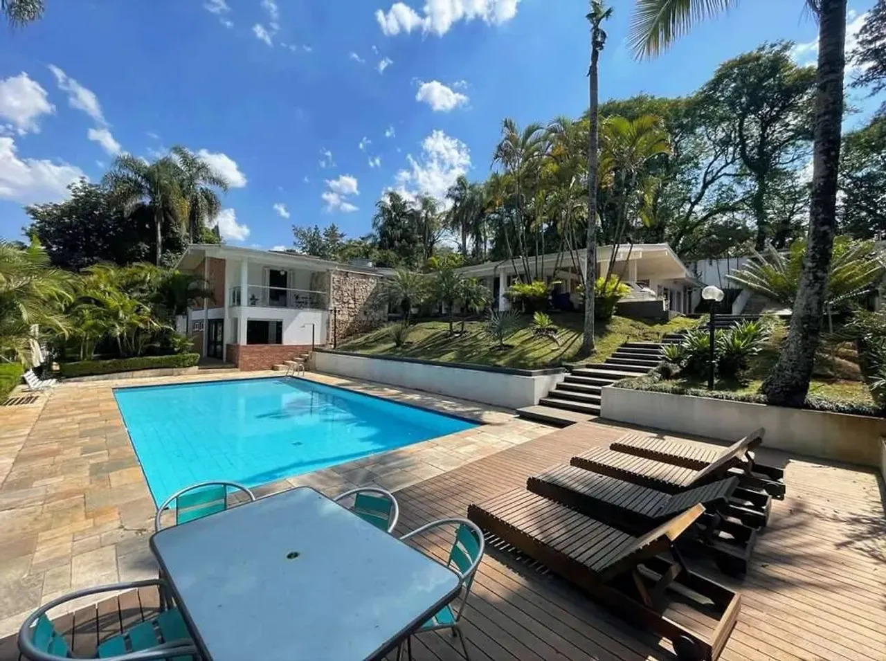 Casa Espetacular para Venda no Miolo da Granja Viana Impecável, Completa e com Muito Char
