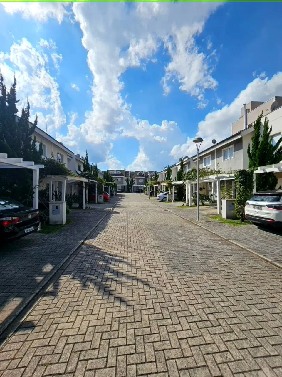 Vendo/troco sobrado no Neoville em cond. fechado