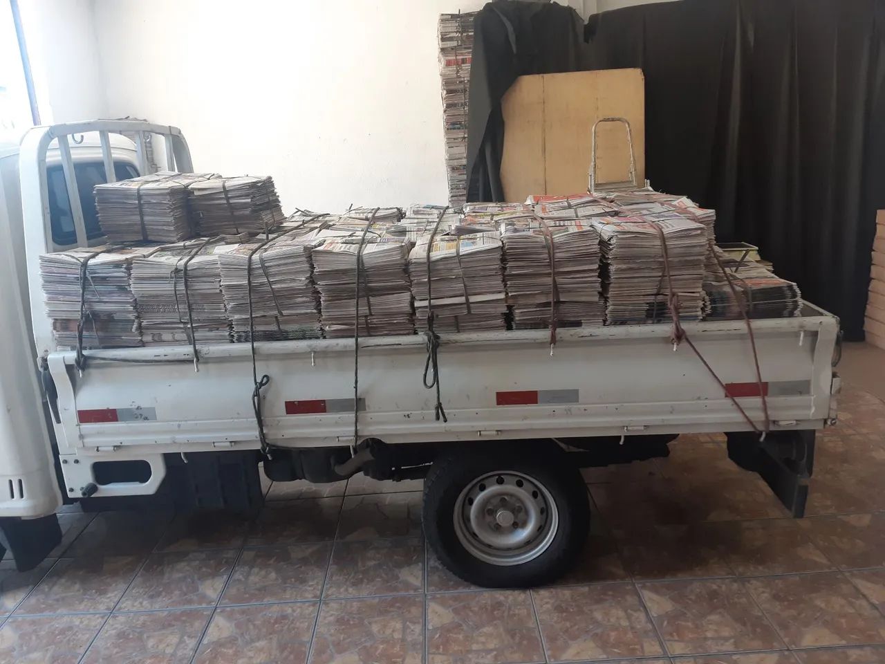 Jornal Para Pet 10KG $6.00KG Folhas Grandes 58x65 - Foto 5