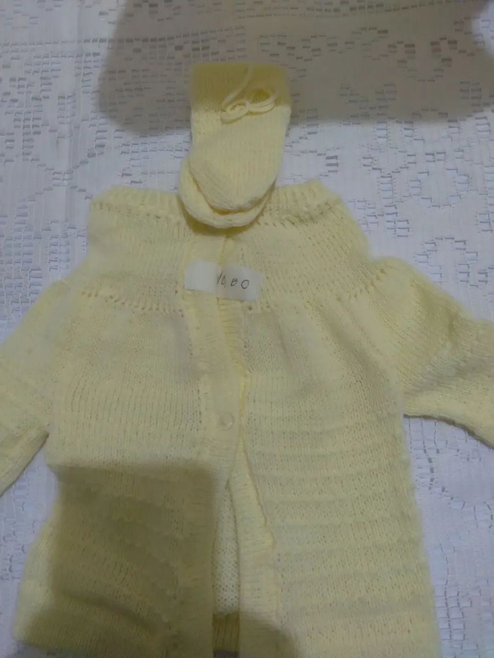 Casaquinho de lã amarelo com luvas - Foto 2