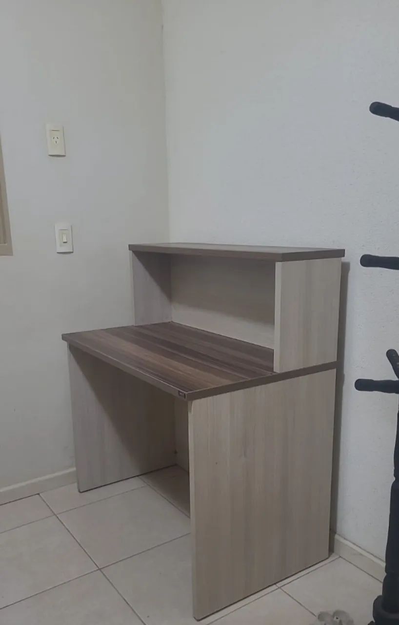 Escrivaninha em madeira simples