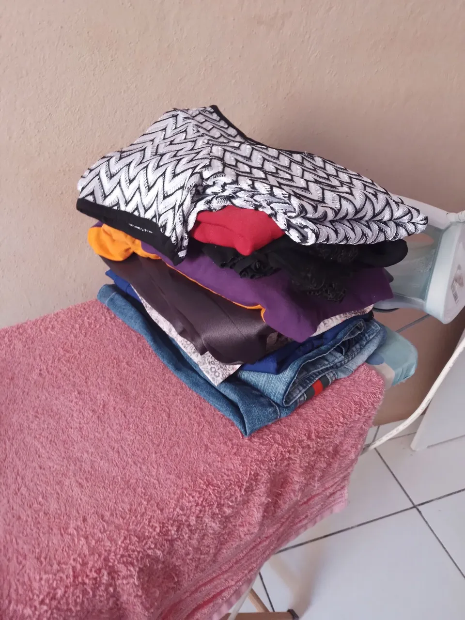 Lote de Roupas Femininas - Variedade de Cores e Estilos