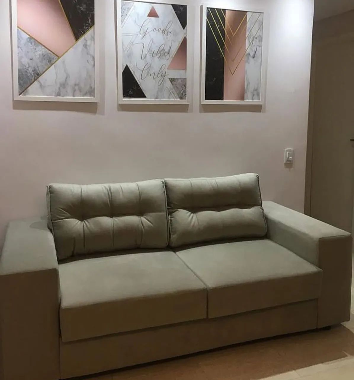 Sofá 2 Lugares com Detalhes Decorativos - Foto 3