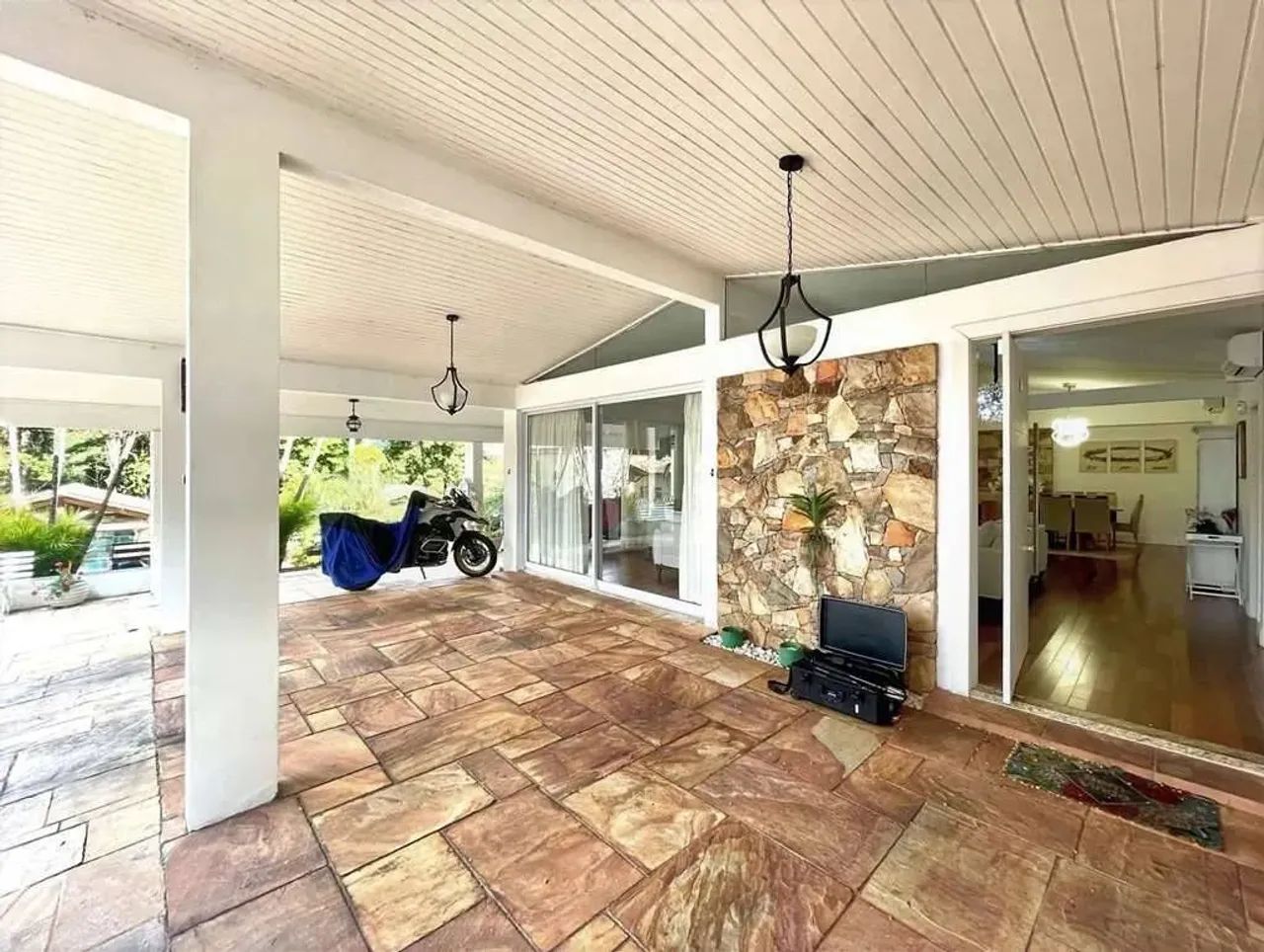 Casa Espetacular para Venda no Miolo da Granja Viana  Impecável, Completa e com Muito Char - Foto 5
