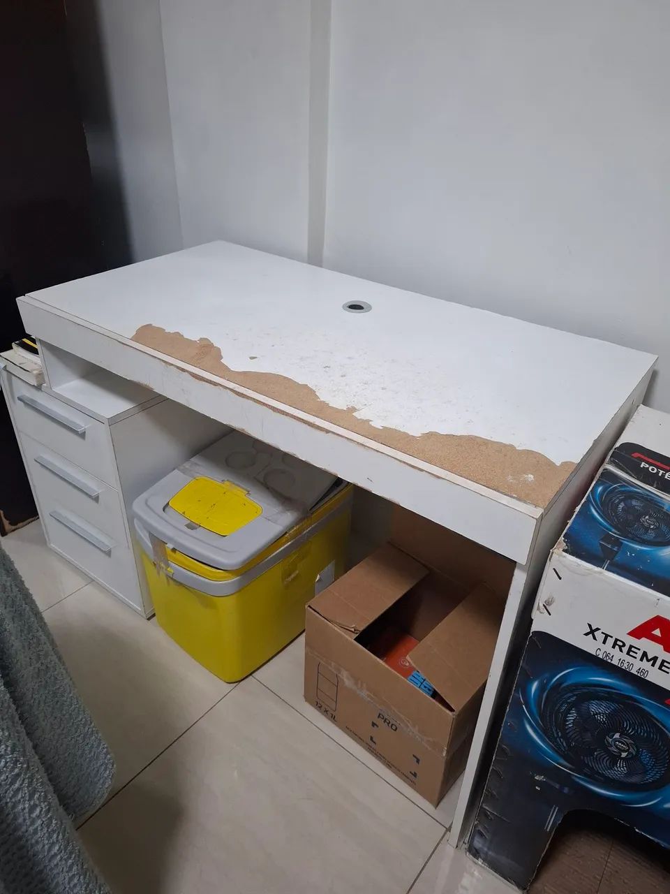 Mesa em boas condições ideal para quarto e estudo.