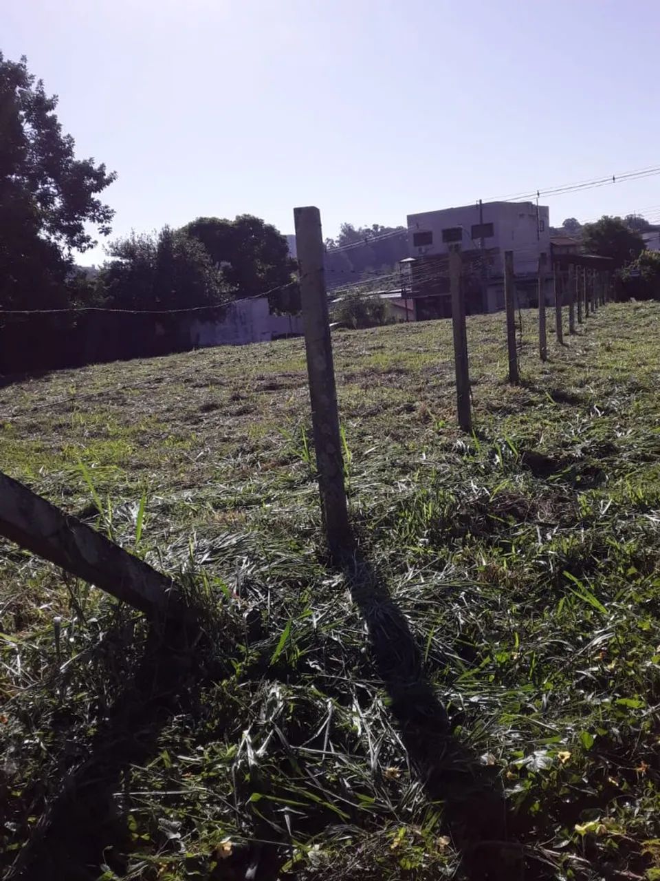 Ótimo terreno de esquina, próprio para comércio ou indústria. 