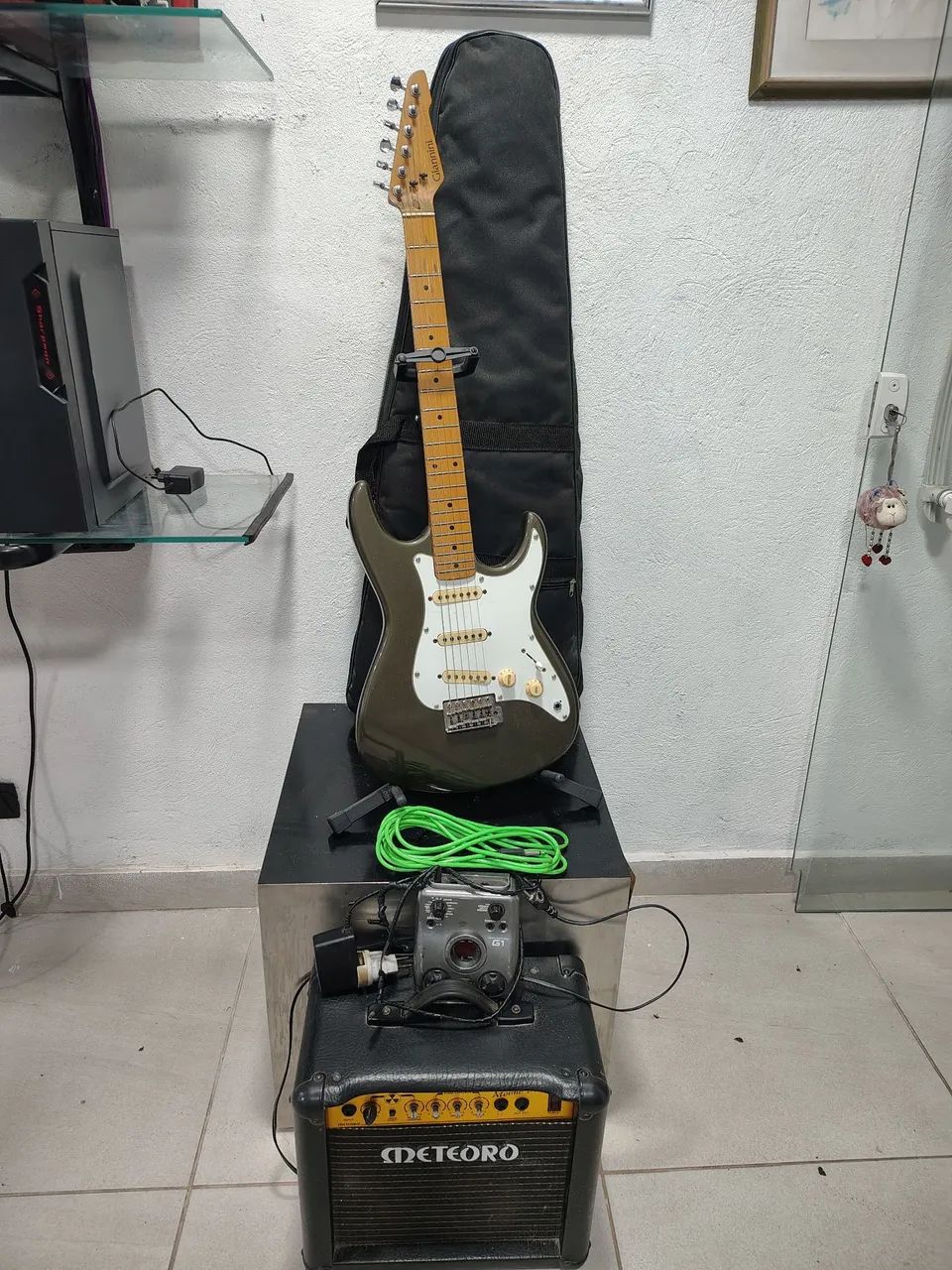 Guitarra guianini+caixa+pedaleira+cavalete+cabo+ capa