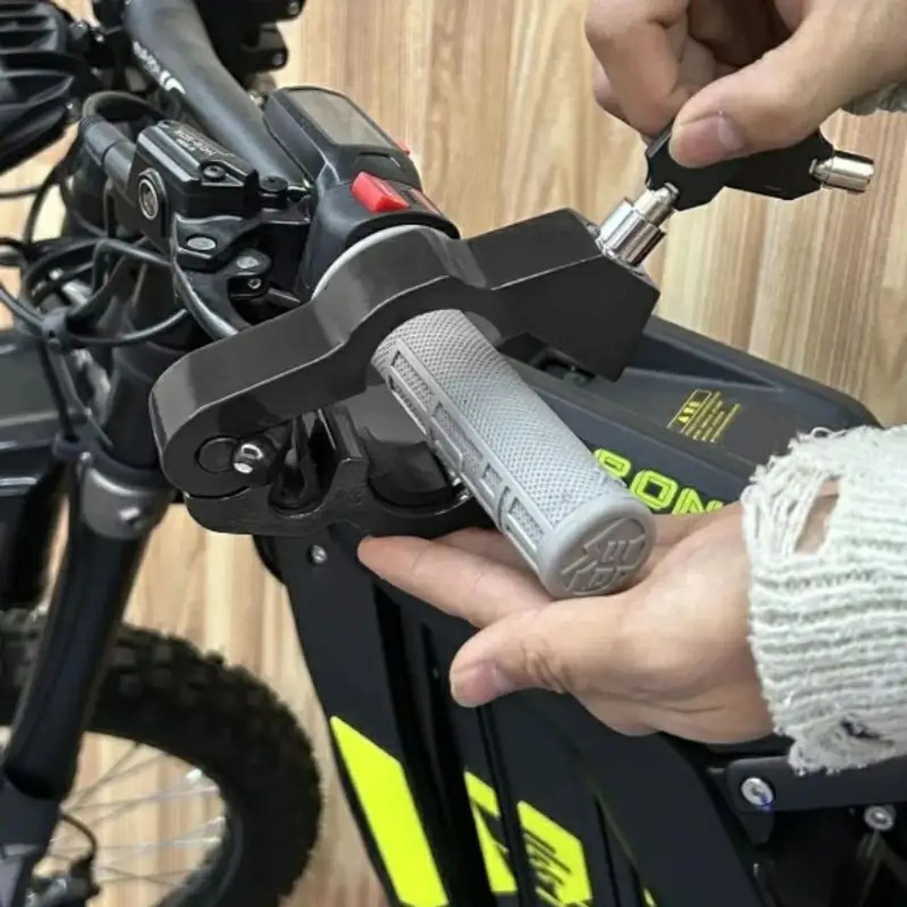 Dispositivo de proteção e segurança contra furtos para motos e bicicletas - Foto 2