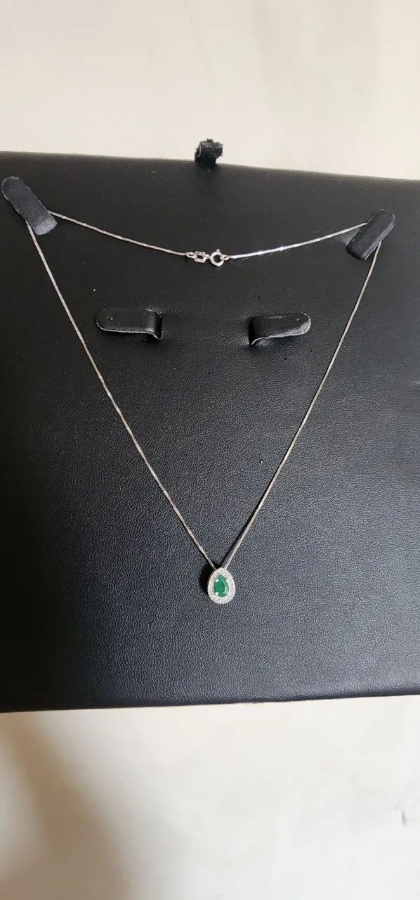 Colar de ouro branco com esmeralda e diamantes - Foto 4