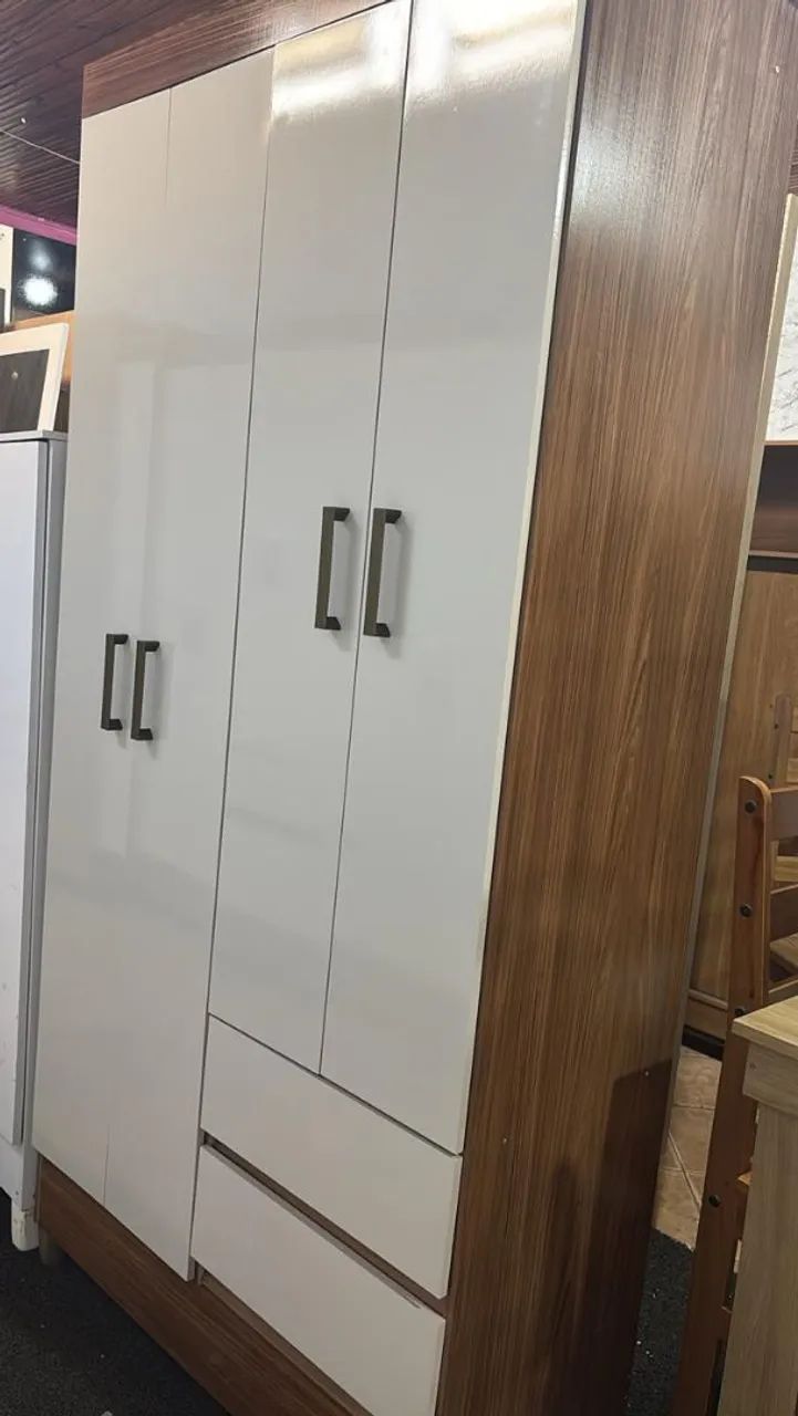 Guarda-Roupa 4 Portas Branco com Detalhes em Madeira