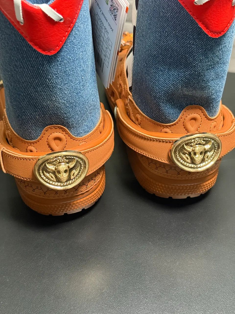 Crocs Toy Story Jessie Croot Classic Clog - Foto 5