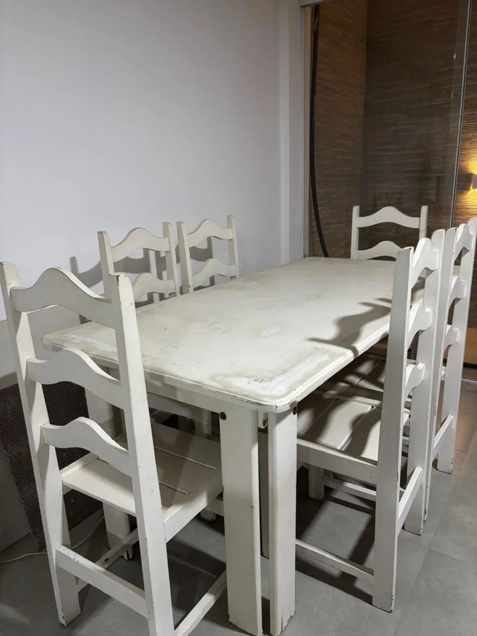 Mesa de madeira com 6 cadeiras - Foto 2