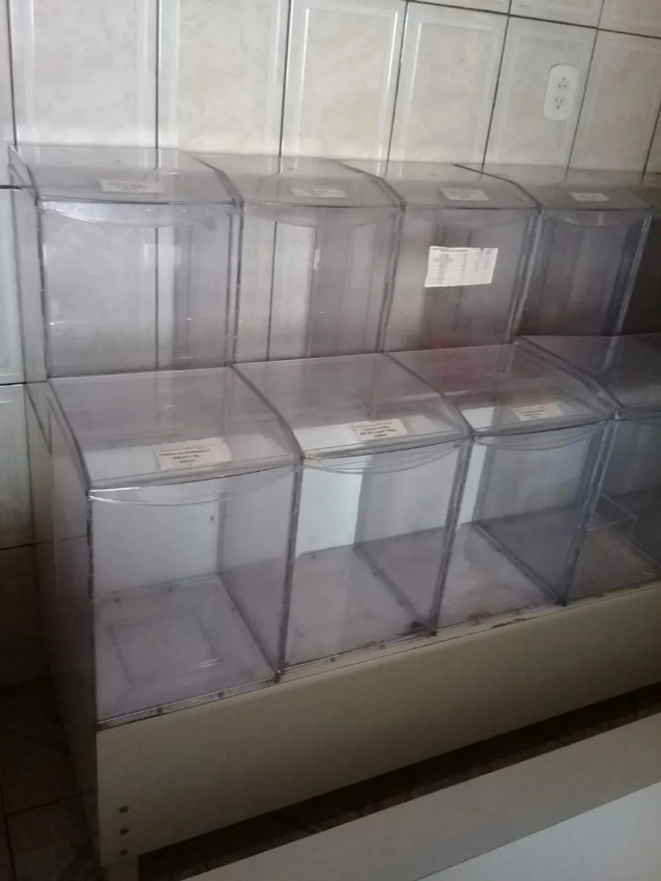Balcão com potes de acrílico 