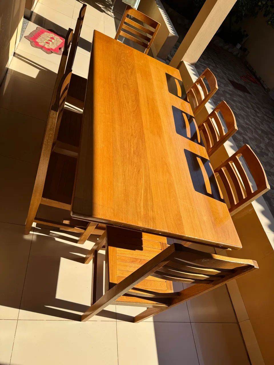 Mesa de madeira com 8 cadeiras  - Foto 4