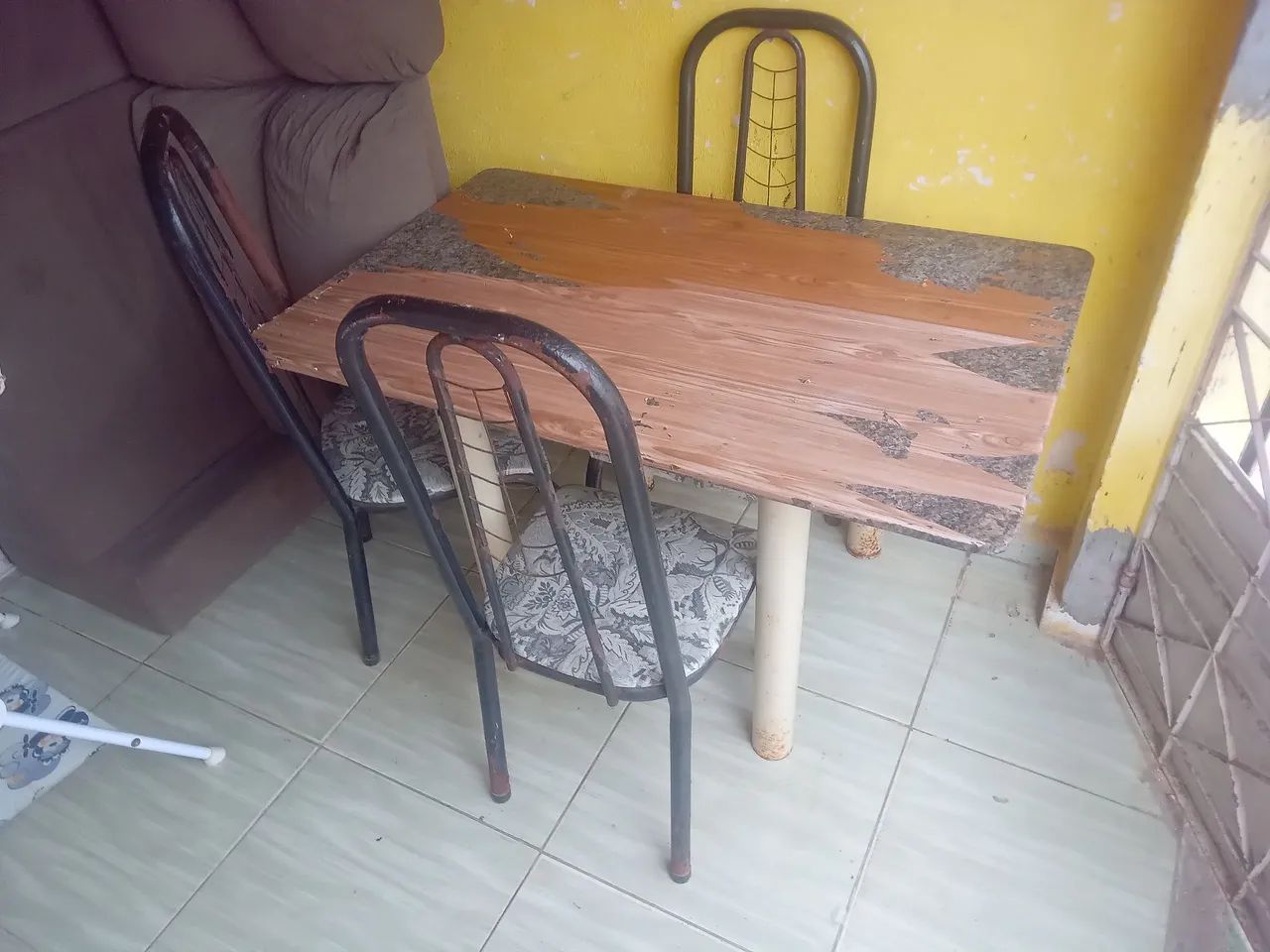 Vendo mesa de granito com 03 cadeiras.  - Foto 2
