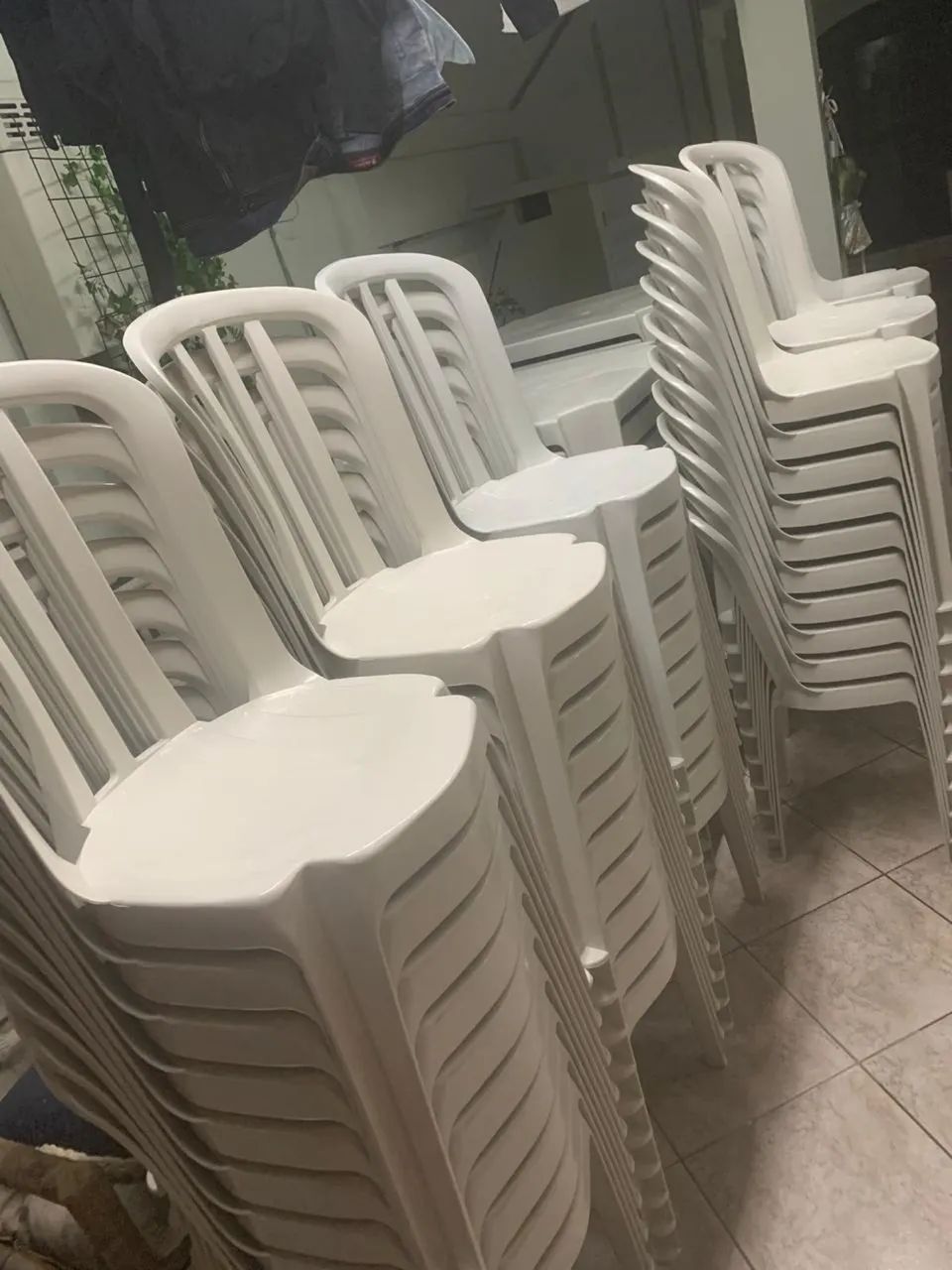 vendo mesas e cadeiras de plástico 