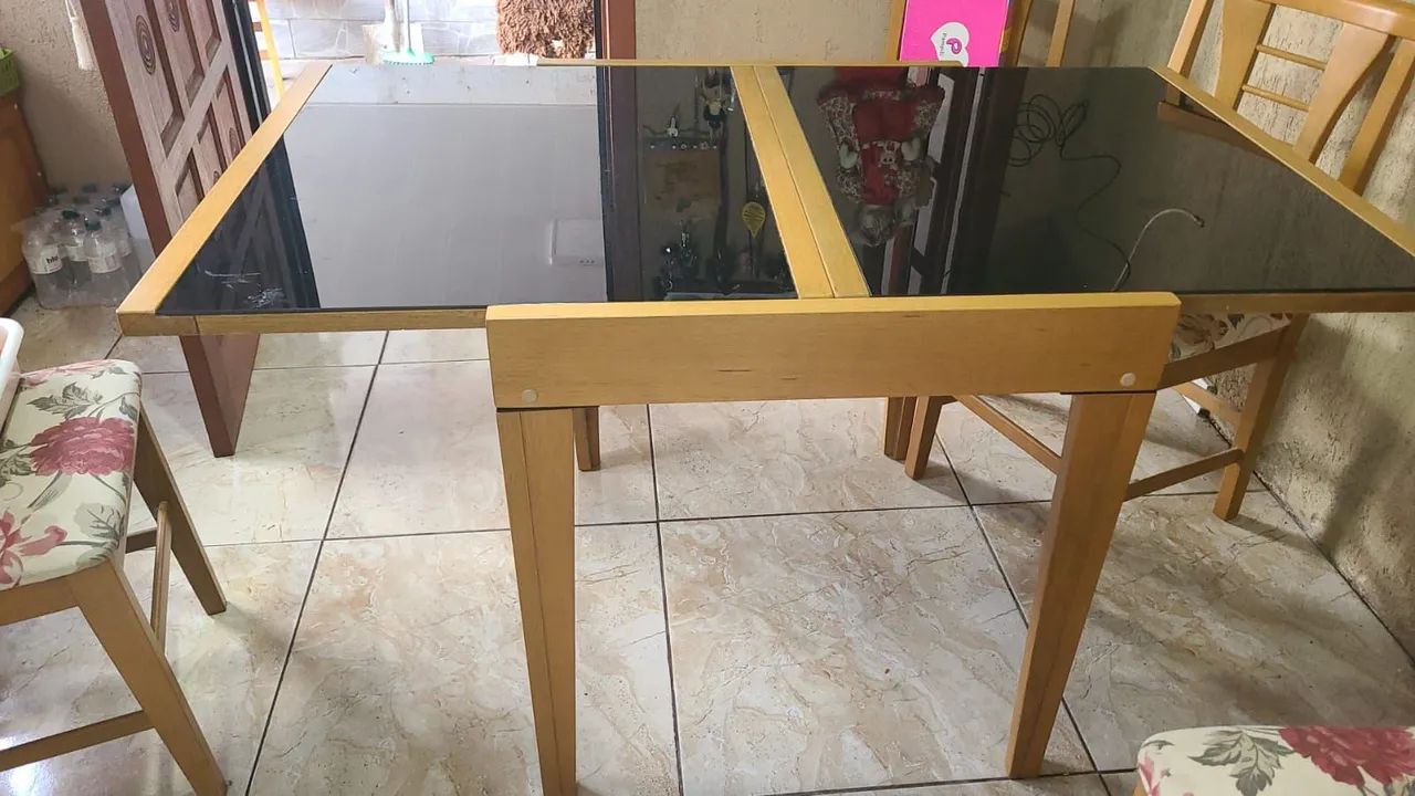 Mesa abre e fecha