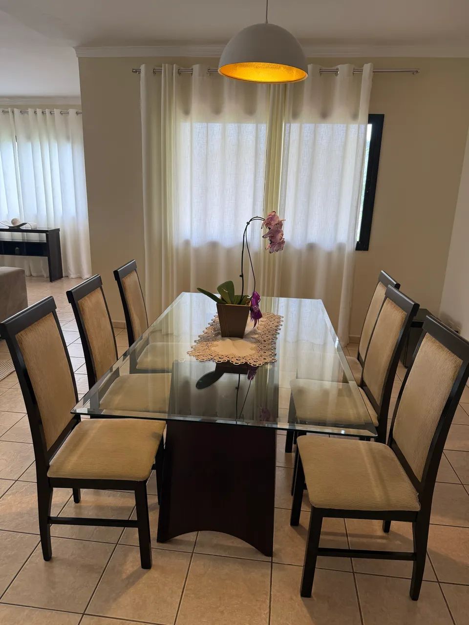 Mesa elegante e atemporal, com seis cadeiras 1,80m x 1,00m - Foto 2