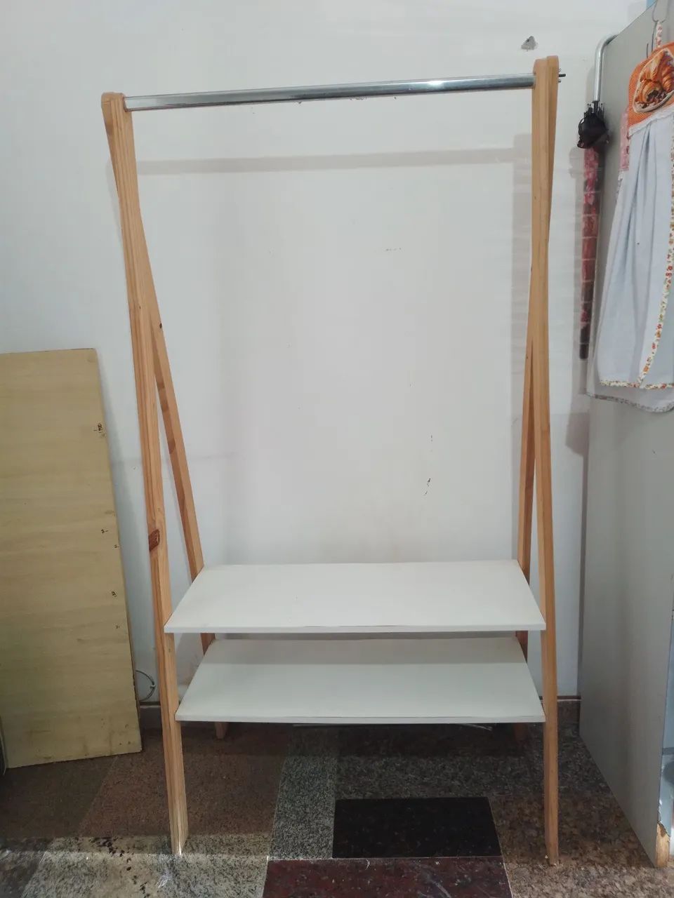Arara para roupas com 2 prateleiras