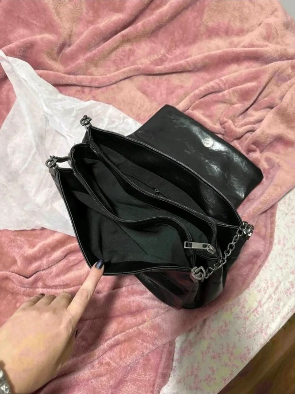 Bolsa preta de couro com correntes - Foto 2