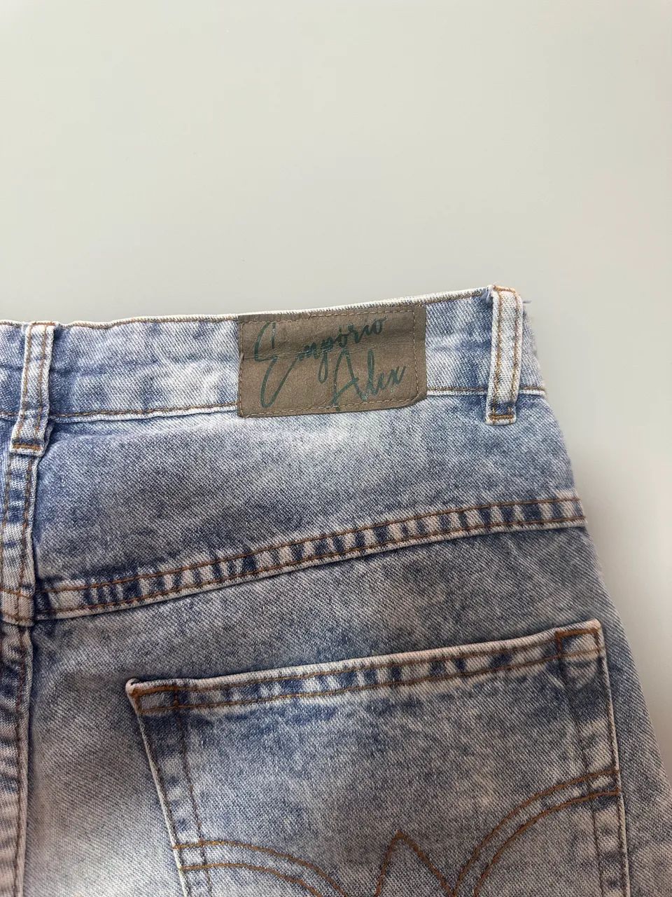 bermuda jeans masculina clara com puídos e barra desfiada- P - Foto 3