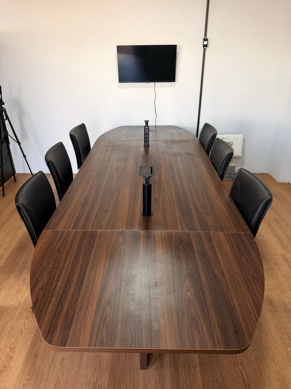 Mesa de reunião semi nova com 8 cadeiras  - Foto 2