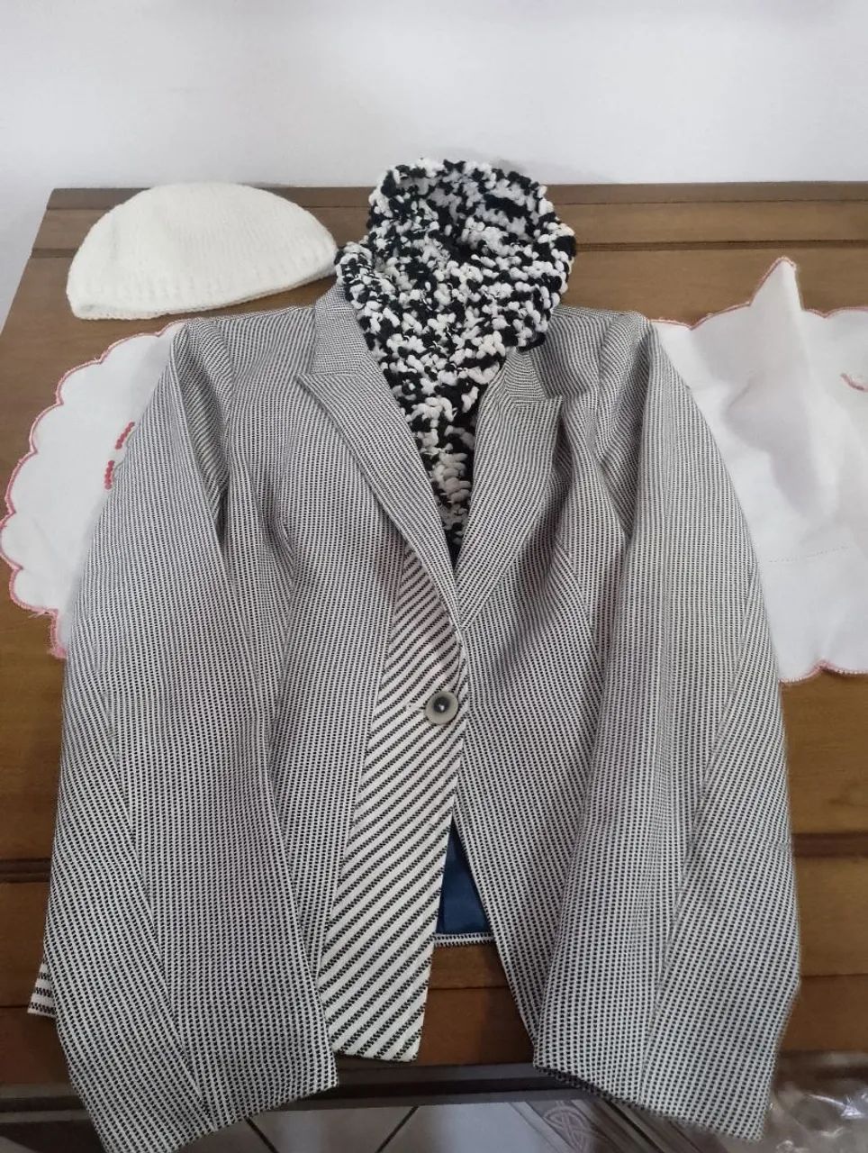 Paletó, cachecol e gorro , o gorro e cachecol sem uso 