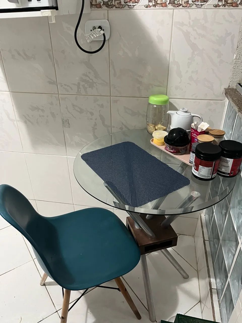 Mesa de vidro com 1 cadeira