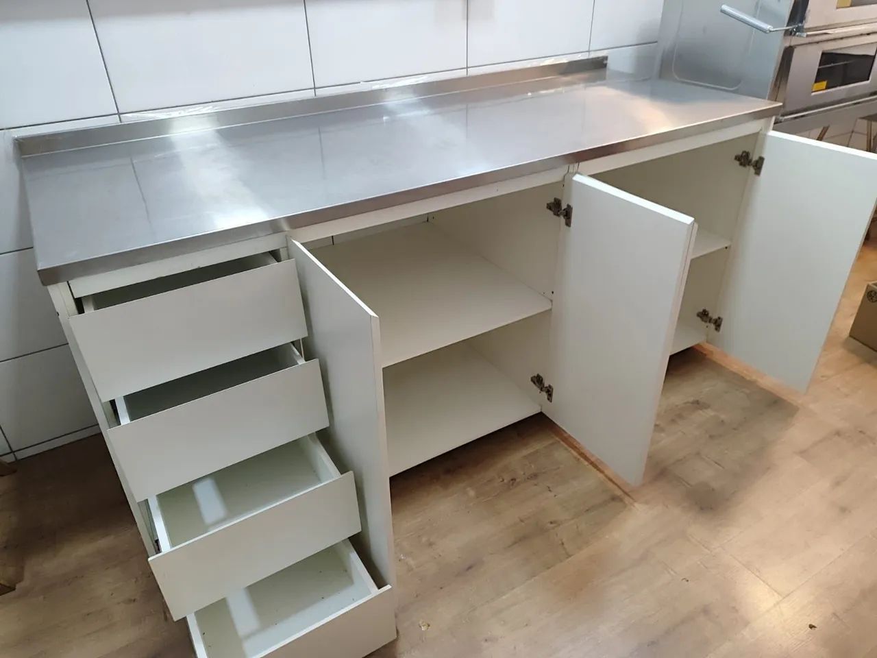 Balcão 100% MDF tampão de inox - Foto 4