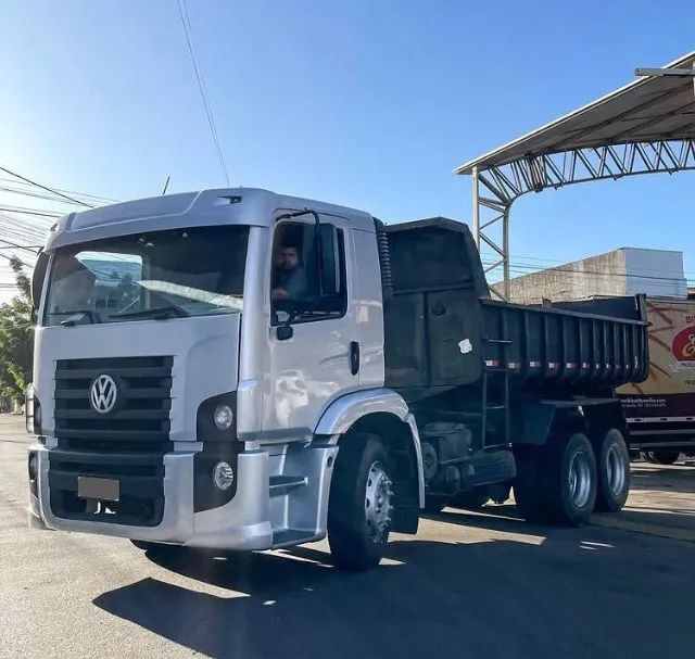 Vw 24-250 6x2 ano 2011